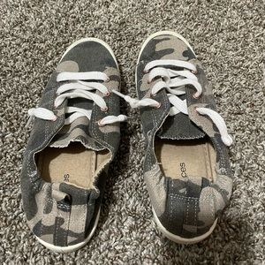 Maurices camo size 8 shoes
